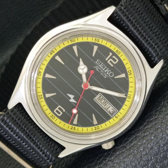 Vintage 1972 Seiko Automatic Mens Silver Watch W/daydate & Yellow accents - Picture 1 of 9